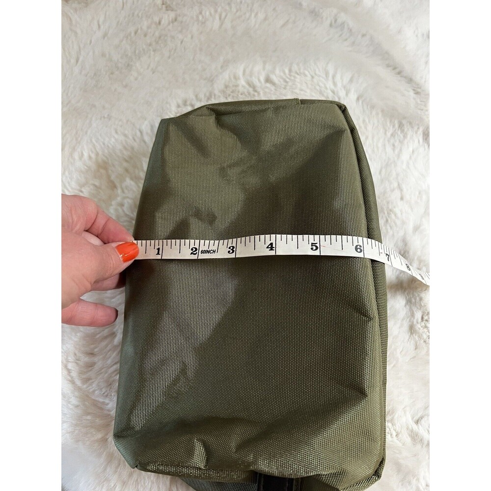True Religion Small Green Travel Bag Toiletry Cosmetic Case EUC Men Unisex - Picture 7 of 8